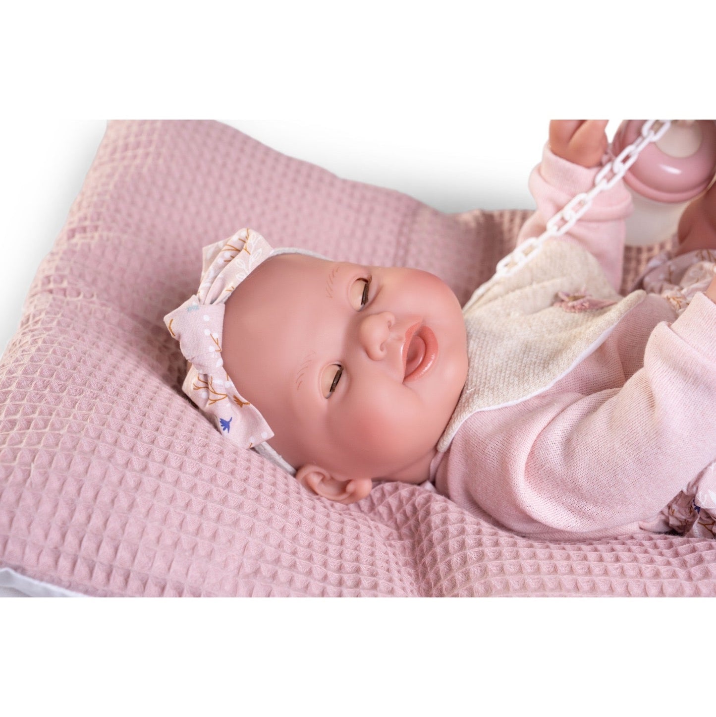 50414 Mia Baby, Pees when she takes her bottle